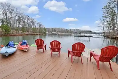 Image de Rénové. Plaisir en famille! Crique tranquille avec jouets du lac, quai agrandi, technologie.