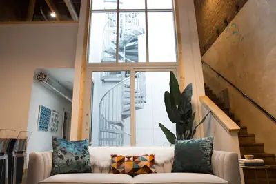 Image de Appartement de luxe avec terrasse privée sur le toit situé au coeur du centre-ville de Jc