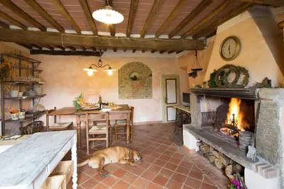 Image de Maison en pierre avec 4 chambres doubles et cuisine avec cheminée