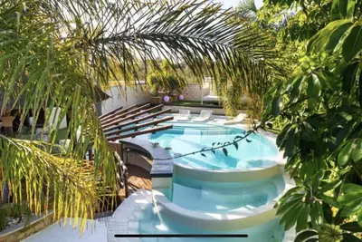 Villa avec piscine design, bar de piscine, jacuzzi, lit balinais