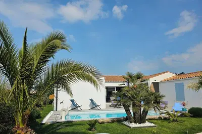 Image de Maison avec piscine, patio terrasse  chai, proche ville, parc mer à 3 km