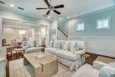 Image de Maison de 3 chambres décorée professionnellement avec un nouveau chariot électrique 6 places