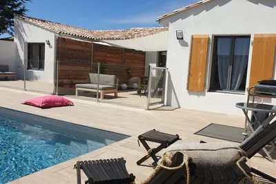 Image de Villa neuve de standing ouverte sur jardin et piscine chauffée à 150m de la côte