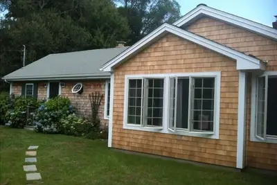 Image de Détendre à la plage! Marcher vers l'océan, le mur de la mer, la plage