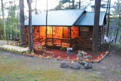Image de Cabine dans une zone boisée avec bain à remous et deux bains à remous. 6 couchages.