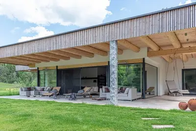 Image de Cottage au bord du lac avec sauna et bain Ă remous