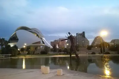 Image de TRÈS Central, lumineux, rénové, près de la place de la Mairie