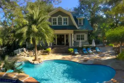 Image de Stunning Custom Designed Home, Private Pool w/water slide and Hot tub, 518 Remora Circle