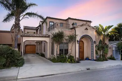 Image de Oasis cachée à Cayucos, luxueuse maison personnalisée avec des détails époustouflants