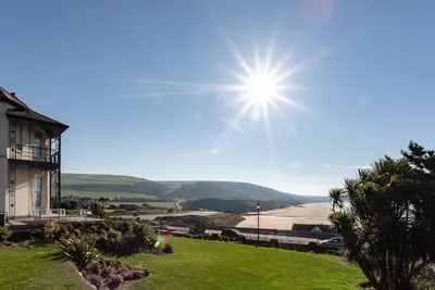 Image de Maison de luxe 5 * acceptant les animaux domestiques à Woolacombe avec bain à remous et vue sur la mer