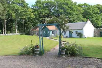 Image de Cottage avec parking privé hors rue et adapté aux personnes à mobilité réduite.