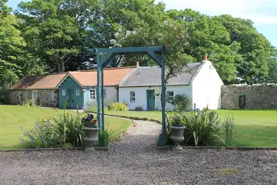 Image de 2 gîtes indépendants réservés comme un avec jardin sécurisé.
