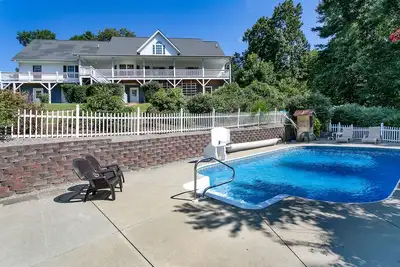 Image de Brook Knoll · Nouveau! Belle retraite Mtn avec piscine près d'Asheville!