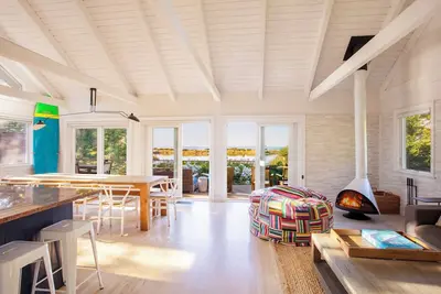 Image de Retraite moderne parfaite avec piscine / spa + vue sur l'eau