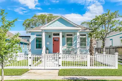 Image de Nouvelle Liste! Magnifique maison avec beaucoup de commodités, en ville, avec une cour privée