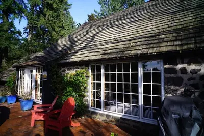 Image de Historic English Country Lake House