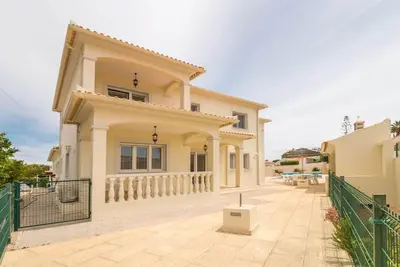 Image de Casa James - 5 bedroom, 6 bath Sleeps 10 - Modern Spacious Villa - Vale de Parra