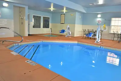 Image de Suite récemment rénovée | Petit-déjeuner quotidien gratuit, accès à la piscine et au bain à remous