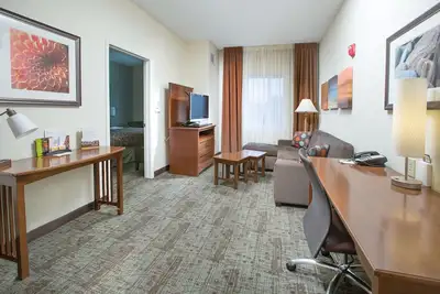 Image de Suite près de l'aéroport Bush Field | Petit-déjeuner quotidien gratuit + centre de remise en forme