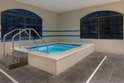 Image de Suite équipée dans un emplacement central | Petit-déjeuner quotidien gratuit + accès à la piscine intérieure chauffée