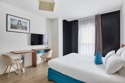 Image de Chambre Confortable et Abordable près du Rer | Wi-Fi Gratuit + Tv!