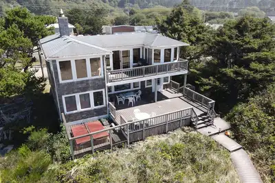 Image de Ocean front beach home! Private beach/volleyball court, hot tub, beautiful views
