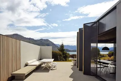 Image de Une propriété frappante et élégante avec une vue imprenable sur le lac et la montagne