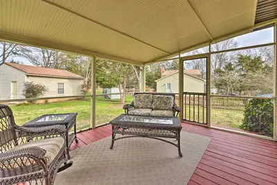 Image de Nouveau! Cozy Home w \/ Yard <1 Mi to Downtown Matthews!
