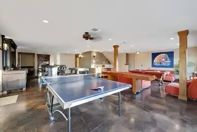 Image de Retraite au bord du lac avec une vue imprenable sur le lac Travis et une grande salle de jeux!