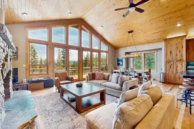 Image de Magnifique maison moderne avec bain à remous privé et vues spectaculaires sur les montagnes!