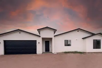 Image de Private back house on large lot located in Gilbert!