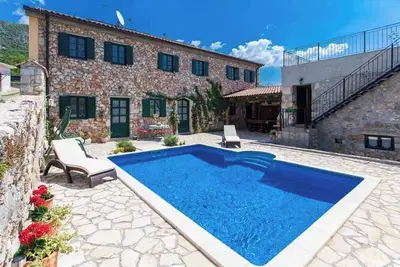 Image de Villa avec sauna et piscine