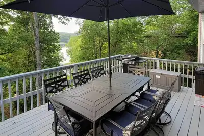 Image de Nouveau! Lakefront Hot Springs Getaway w / Deck & Dock!