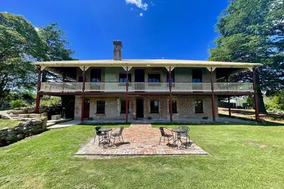 Image de Lodge victorien historique de 1870 avec vue panoramique sur les montagnes bleues et confort moderne