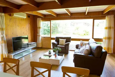 Image de Maison spacieuse entièrement meublée pour votre équipe avec Netflix et Wifi
