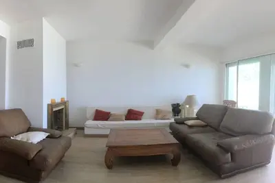Image de Somptueuse maison dominant la mer