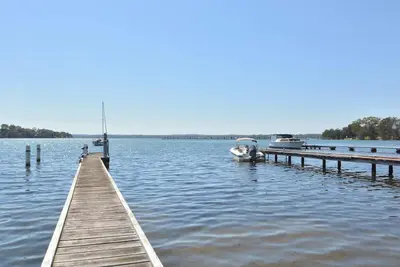 Image de Morisset Memories - Spacieux salon au bord du lac
