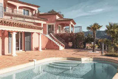 Image de Villa Provençale avec piscine et vue imprenable sur les Iles de Porquerolles