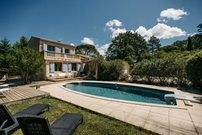 Image de Villa avec piscine proche de la rivière!