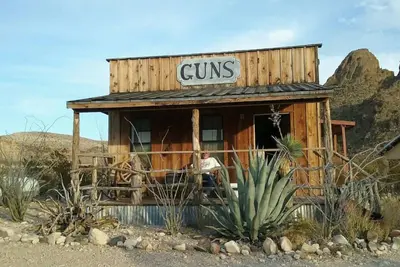 Hébergement Big Bend à Ten Bits Ranch | Chambre # 3 - The Gun Shop