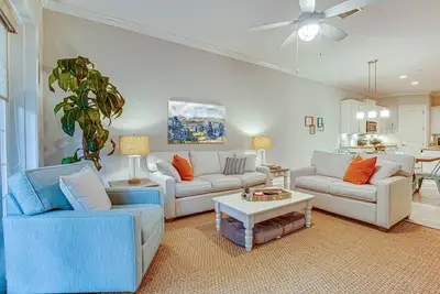 Image de Comme Neuf, près de Ritz, Grnd Lvl 2Br / 2ba w / Garage, à quelques pas de la plage