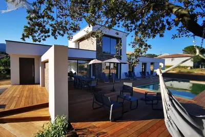 Image de 10 personnes, 4 chambres, 4 salles de bain, piscine privée.