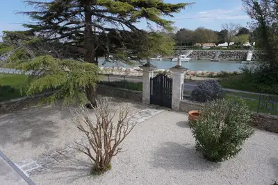 Image de Villa avec piscine, au bord du chenal de la Perrotine.