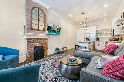 Image de Hosteeva | Étapes de luxe 3br à St. Charles Ave
