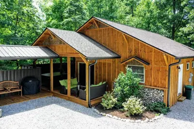 Image de Sparkling propre, cabine contemporaine w / bain à remous près du centre-ville de Black Mountain