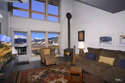 Image de Fantastique condo skis aux pieds donnant sur la zone de base!