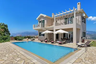Image de Villa Kalithea - Cette villa comprend une terrasse ouverte avec vue panoramique sur la mer
