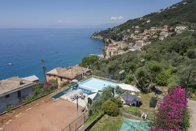 Appartement de deux pièces avec jardin privé, piscine et vue sur la mer