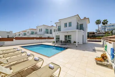 Sunrise Bay Villa #1 - Charming Protaras Centre Getaway