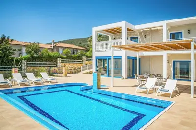 Image de Villa Cyan - Cette villa spacieuse dispose d'une piscine privée, Wi-Fi & A / C